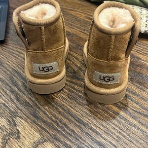 Size 7 kids ugg boots. Excellent condition